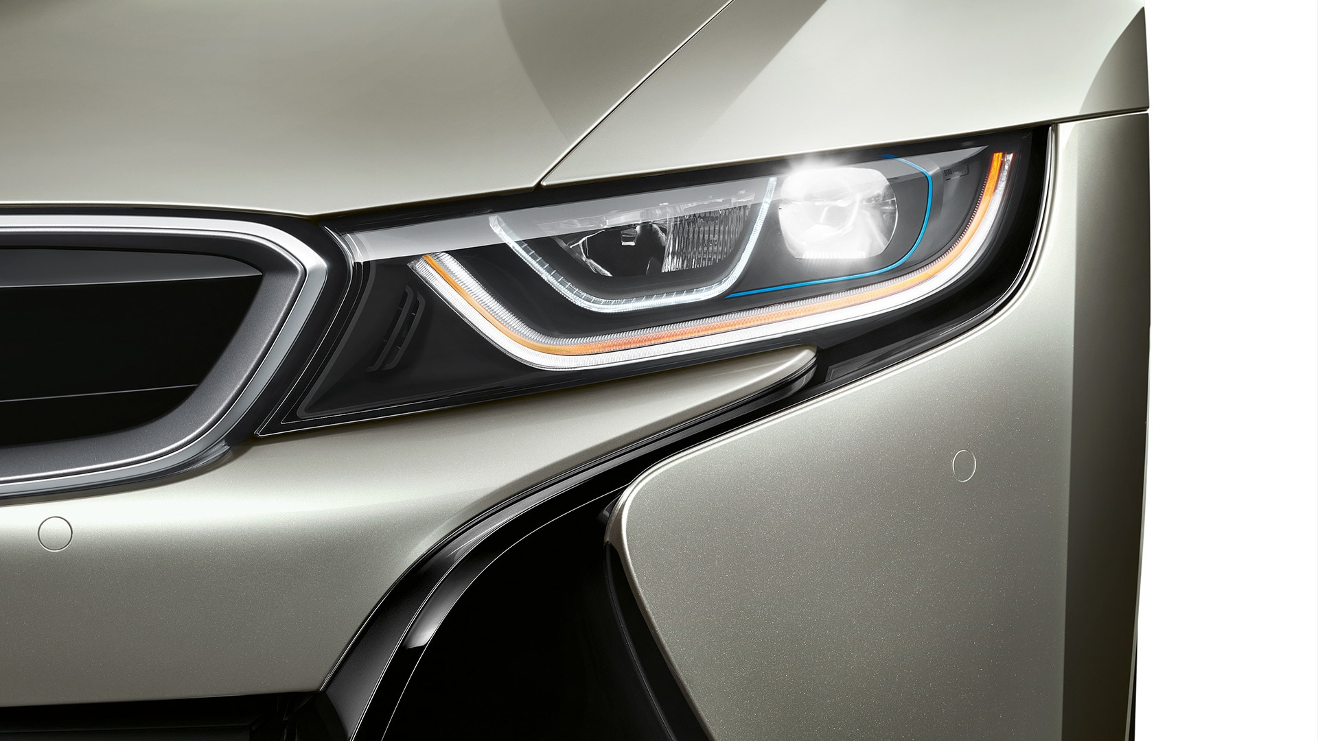 2014: The BMW i8 revolutionised long-range vision with laser light. As the world’s first production vehicle with this technology, it set new standards with a range of up to 800 m. 