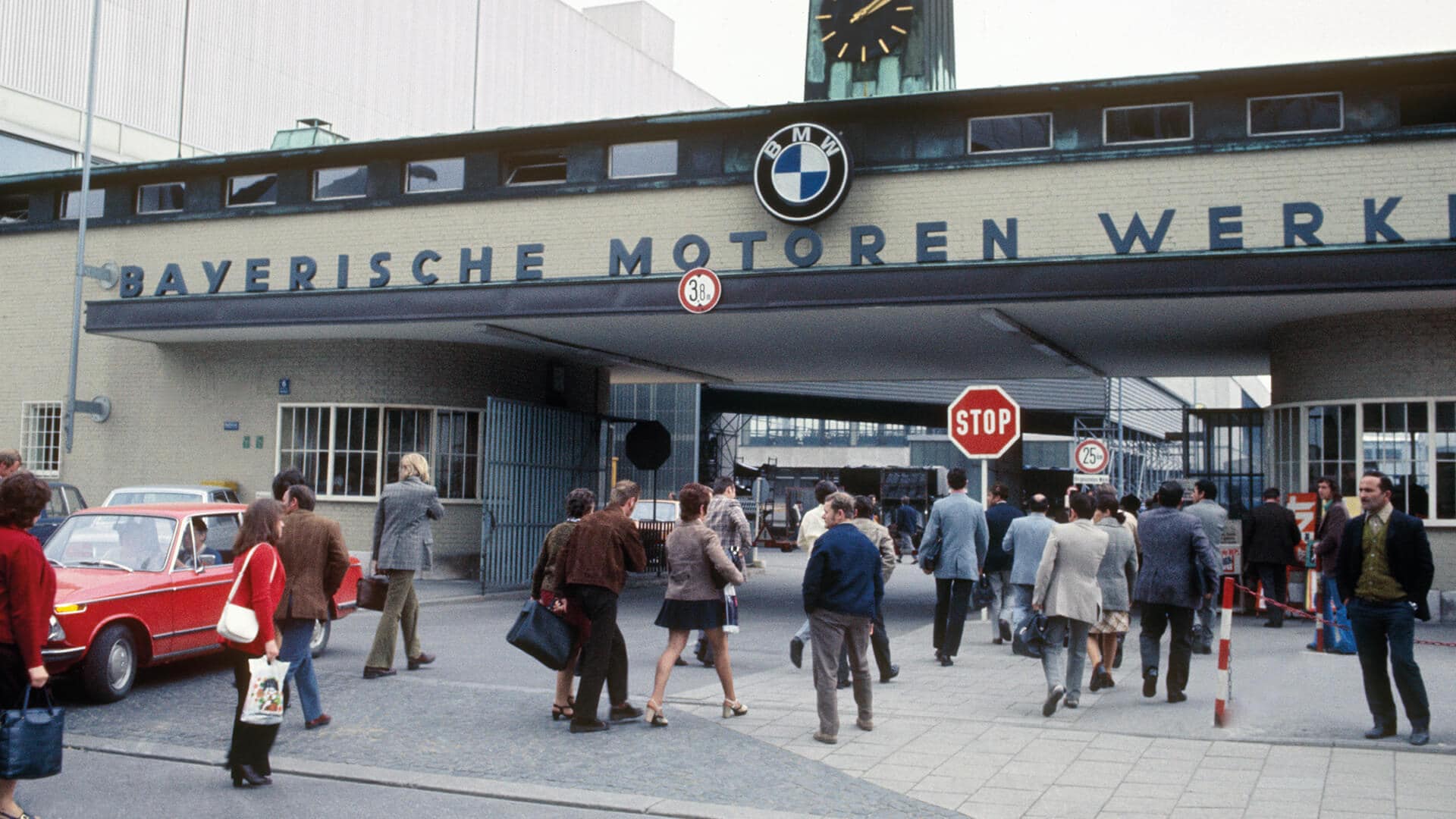 In 1964 the 1600 was added to the range, with the only changes made being in the engine. A photo of the Neue Klasse production plant: The BMW plant in Munich-Milbertshofen.
